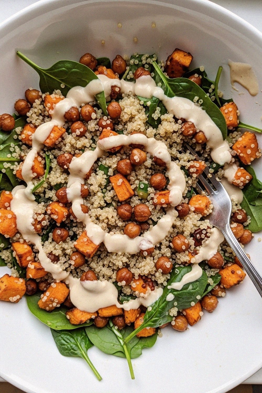 Salade de quinoa, patate douce rôtie et pois chiches croustillants | Recettes du Soir